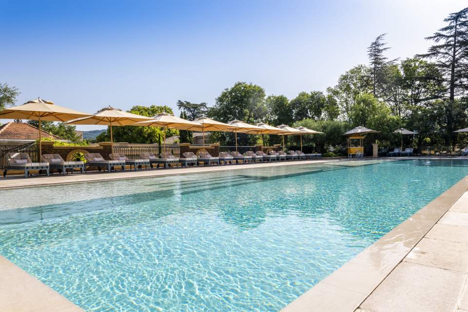 Terraço, piscina e jardins arborizados, no Villa Saint-Ange - hotel 5 estrelas em Aix en Provence