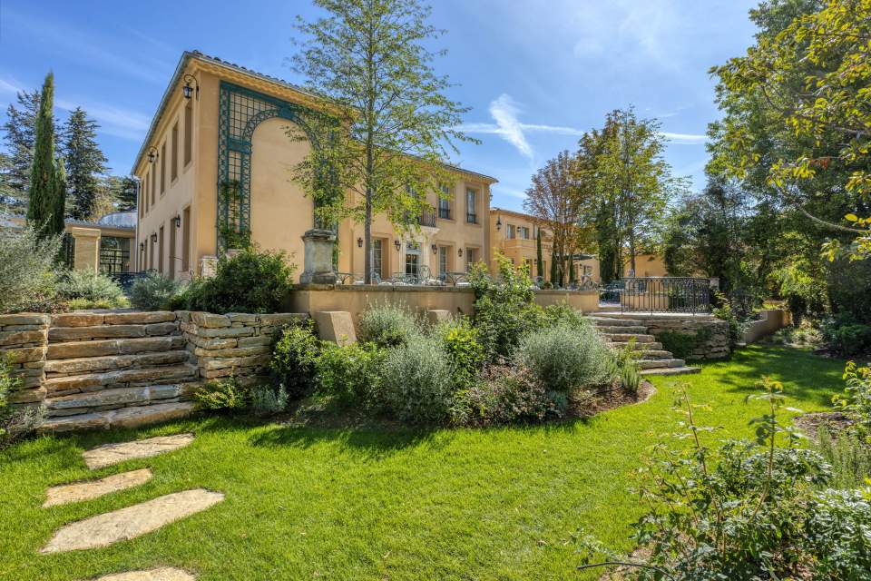 Jardin entouré de verdure à l'hôtel 5 étoiles Villa Saint Ange en Provence