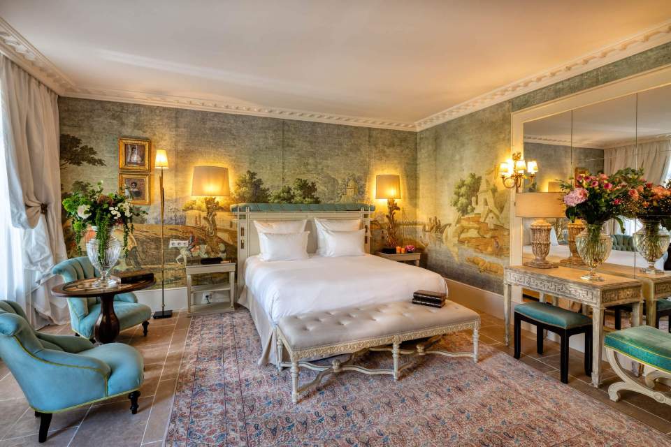 Chambre Prestige et son petit salon à l'hôtel 5 étoiles de la Villa Saint Ange en Provence