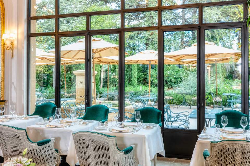 Restaurante com vidraça no hotel de luxo Villa Saint Ange, aix-en-provence