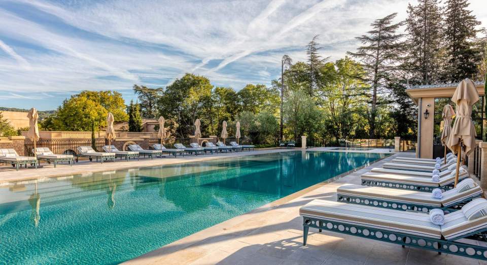 Piscine miroir et jardins arborés de la Villa Saint-Ange - hôtel 5 étoiles à Aix en Provence