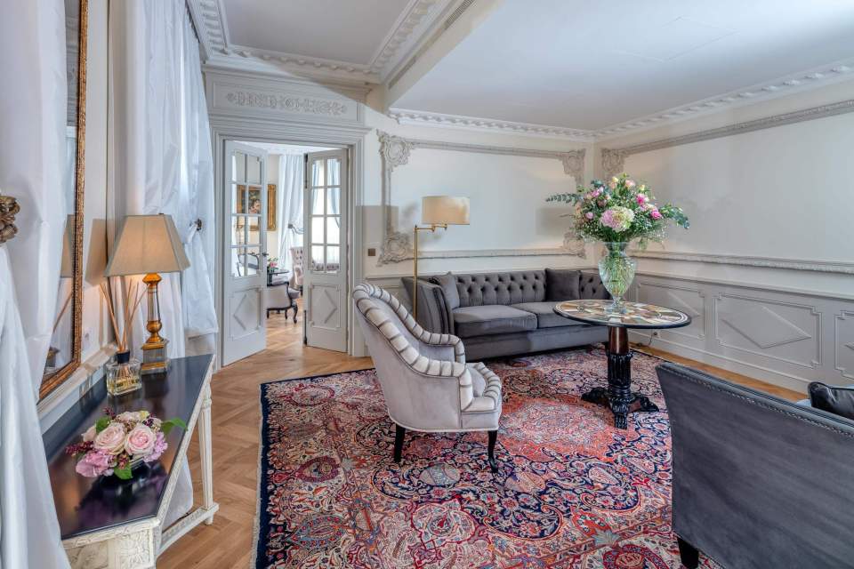 غرفة معيشة جناح في Villa Saint-Ange، فندق ومطعم وسبا في بروفانس