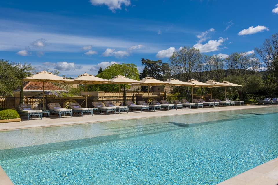 Piscine miroir vue sur la Bastide et olivier - Villa Saint Ange