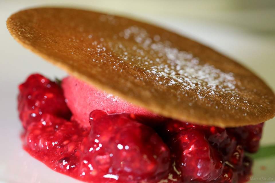 Десерт в виде пирожного «Черный лес» в ресторане отеля Villa Saint-Ange
