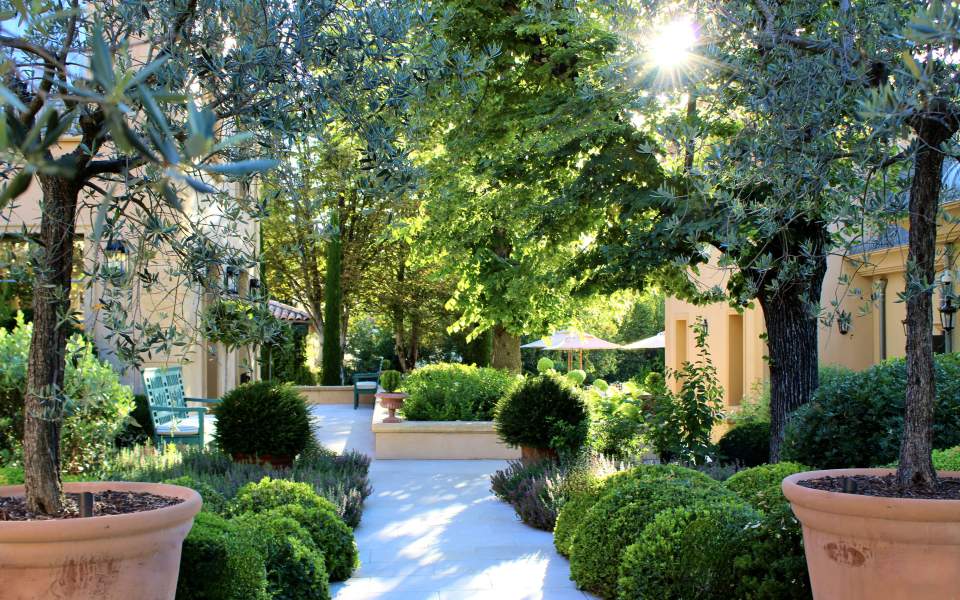 Terrasse entouré de verdure à l'hôtel 5 étoiles Villa Saint Ange en Provence