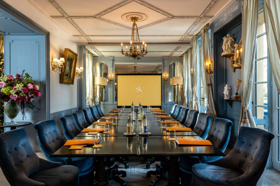 Espace Louise de Vilmorin salle de séminaire à la lumière du jour l'hôtel 5 étoiles Villa Saint Ange