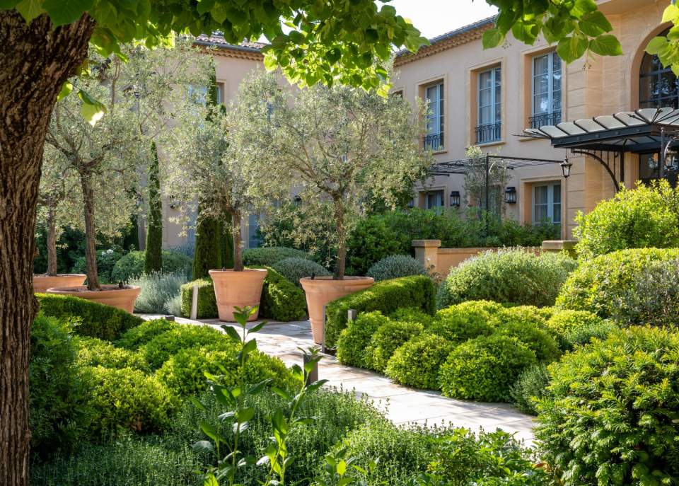 Terrasse et jardins arborés de la Villa Saint-Ange - hôtel 5 étoiles à Aix en Provence