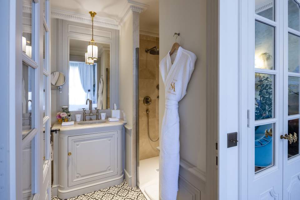 Chambre et salle de douche d'une des chambres Prestige de l'hôtel 5 étoiles Villa Saint Ange en Provence, aix-en-provence