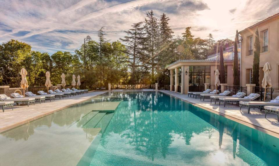 Piscine miroir, et terrasse arborée à l'hôtel de luxe Villa Saint Ange