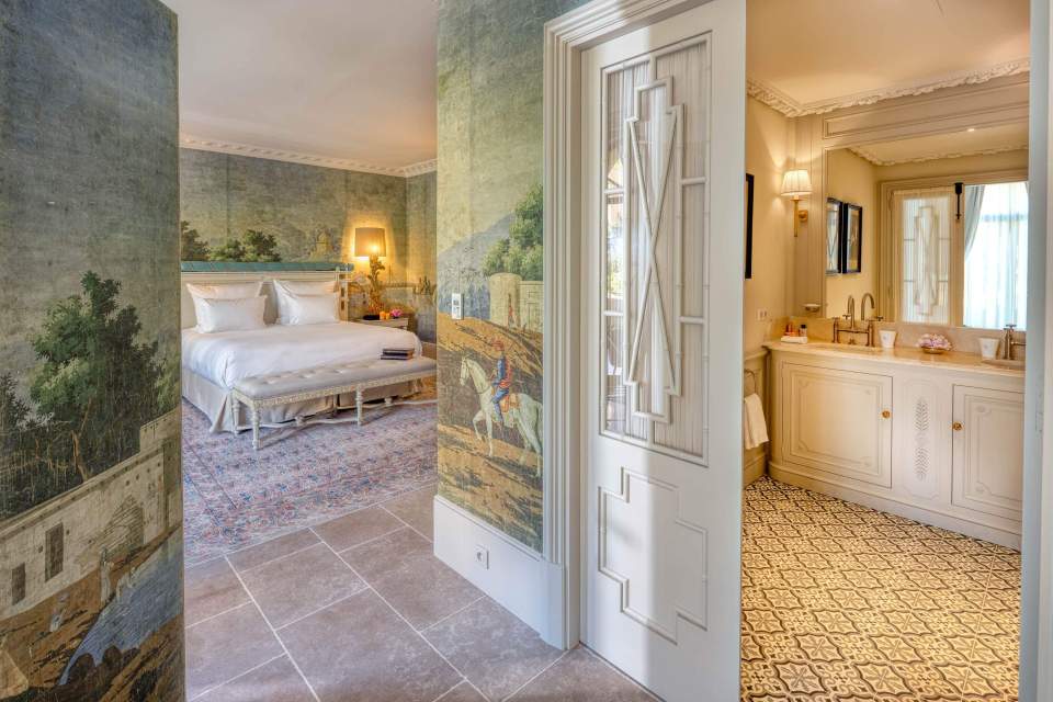 Спальня и душевая комната в одном из номеров престиж 5-звездочного отеля Villa Saint-Ange в Провансе