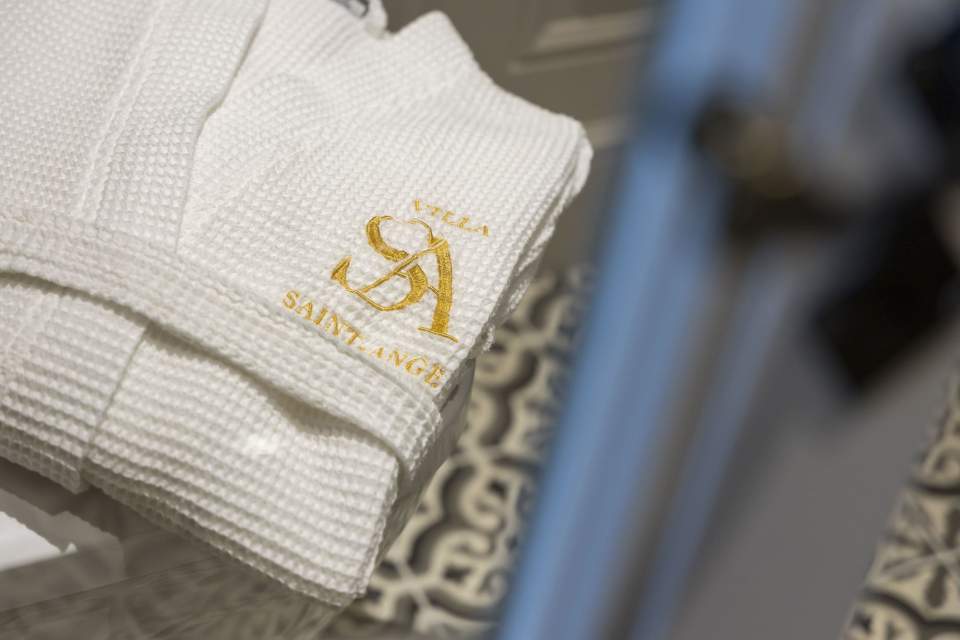 プロヴァンスの高級ホテルVilla Saint-Angeの刺繍付きバスローブ