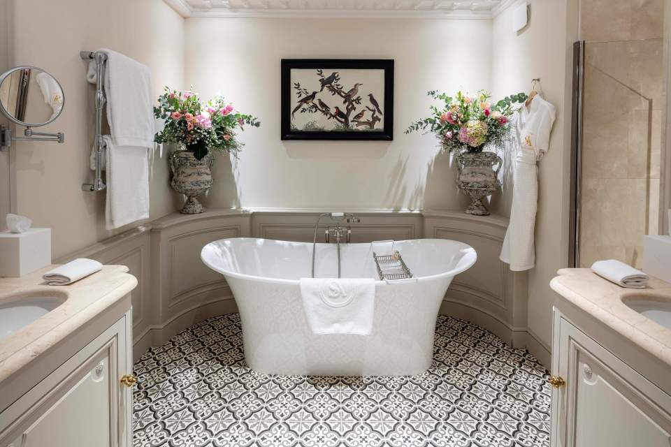 Badezimmer eines Prestige-Zimmers des 5-Sterne-Hotels Villa Saint-Ange, Spa-Hotel und Restaurant in der Provence