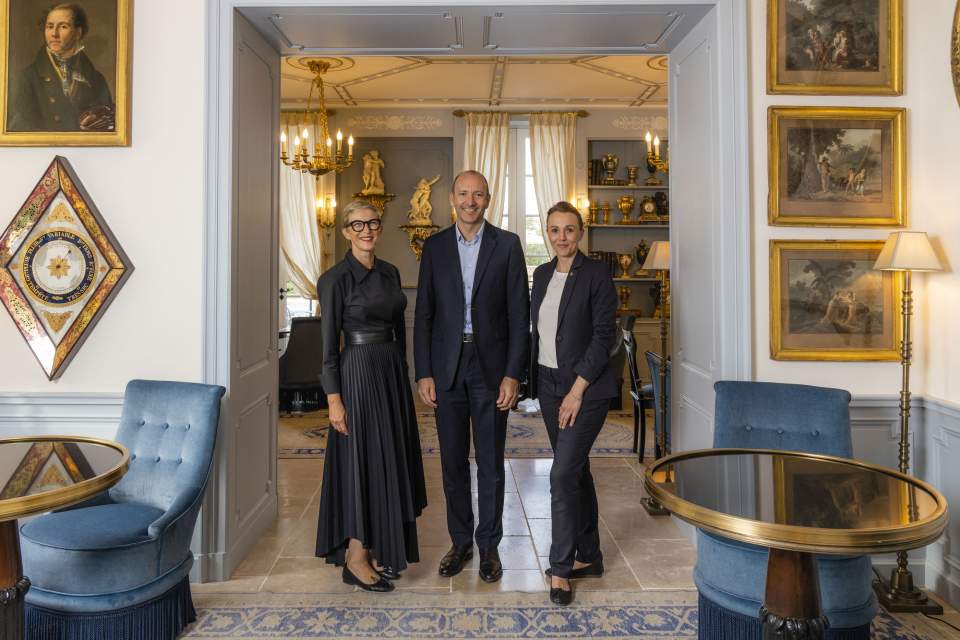 Sr. Garella, proprietário do hotel Villa Saint Ange com a diretora e a governanta geral