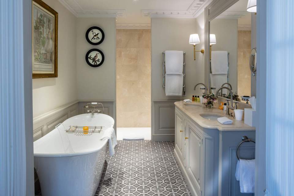 حمام في أحد أجنحة فندق ومطعم وسبا 5 نجوم - Villa Saint-Ange في آكس أون بروفانس