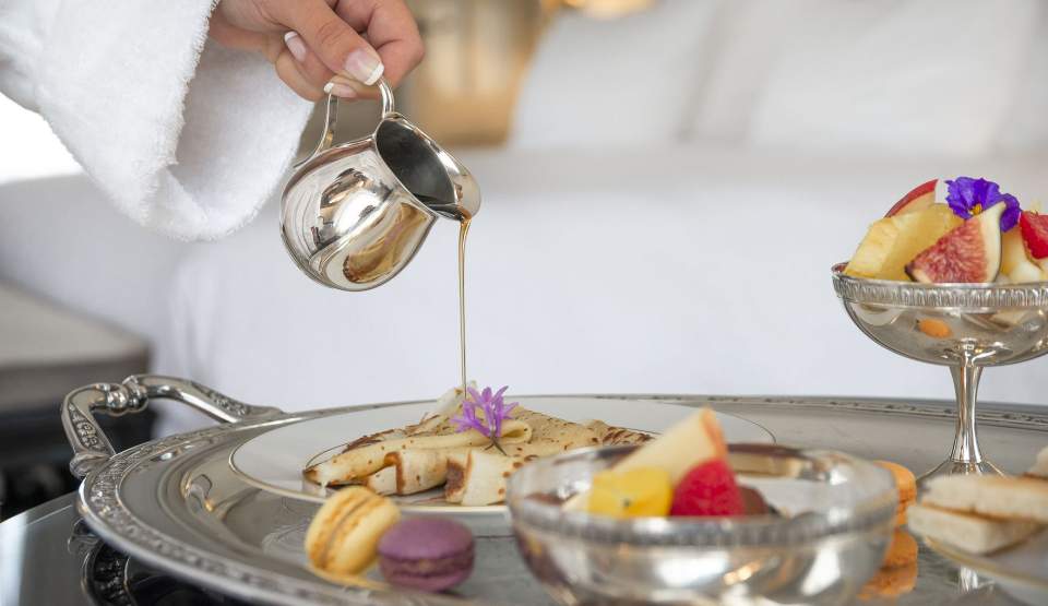 Petit-déjeuner à la table de la Villa Saint Ange, Villa Saint-Ange, hotel de luxe 5 étoiles aix-en-provence