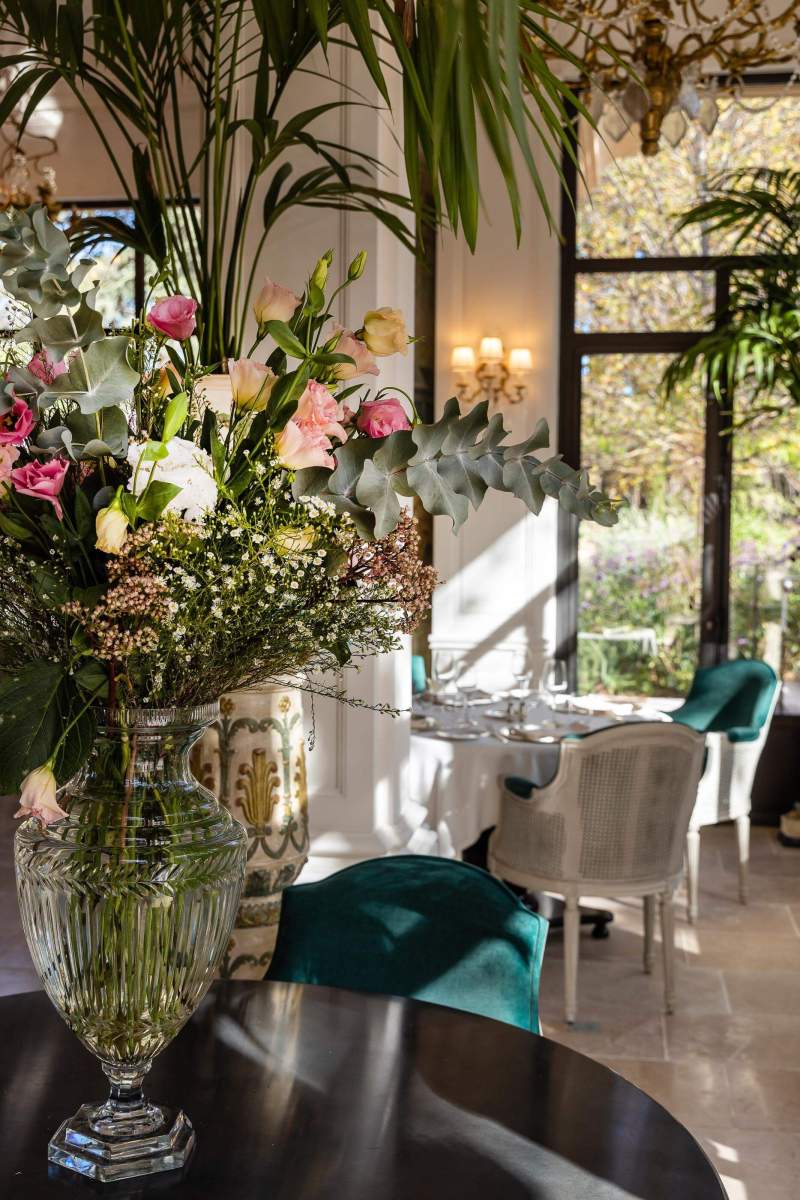 Ramo de flores no restaurante do hotel Villa Saint Ange - 5 estrelas na Provença, aix-en-provence