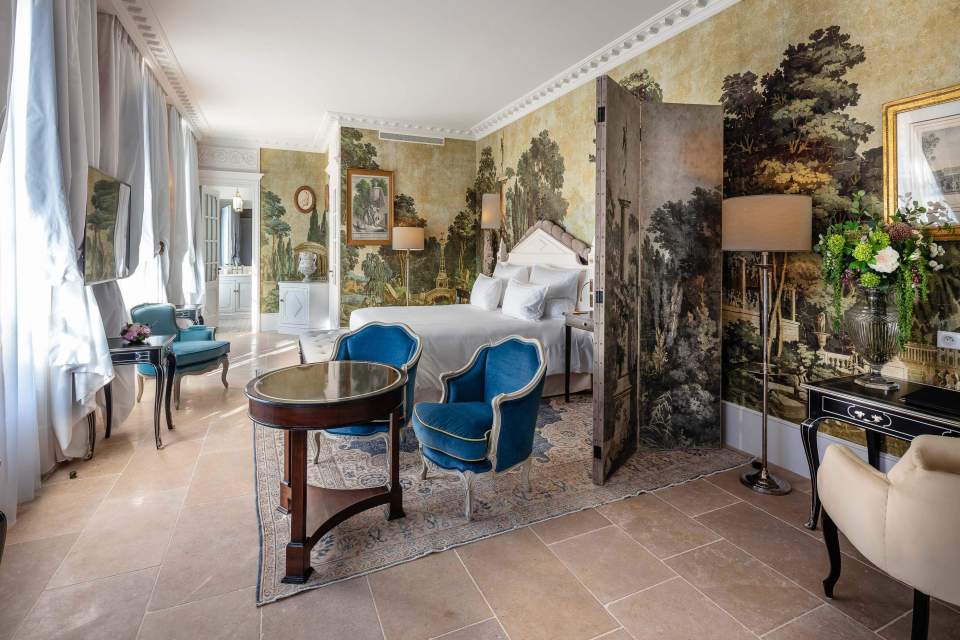 غرفة بريستيج فاخر وحمامها في فندق Villa Saint-Ange ذي الـ 5 نجوم