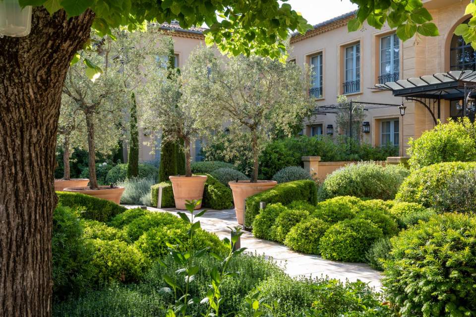 Terraço e jardins arborizados do Villa Saint-Ange - hotel 5 estrelas em Aix en Provence