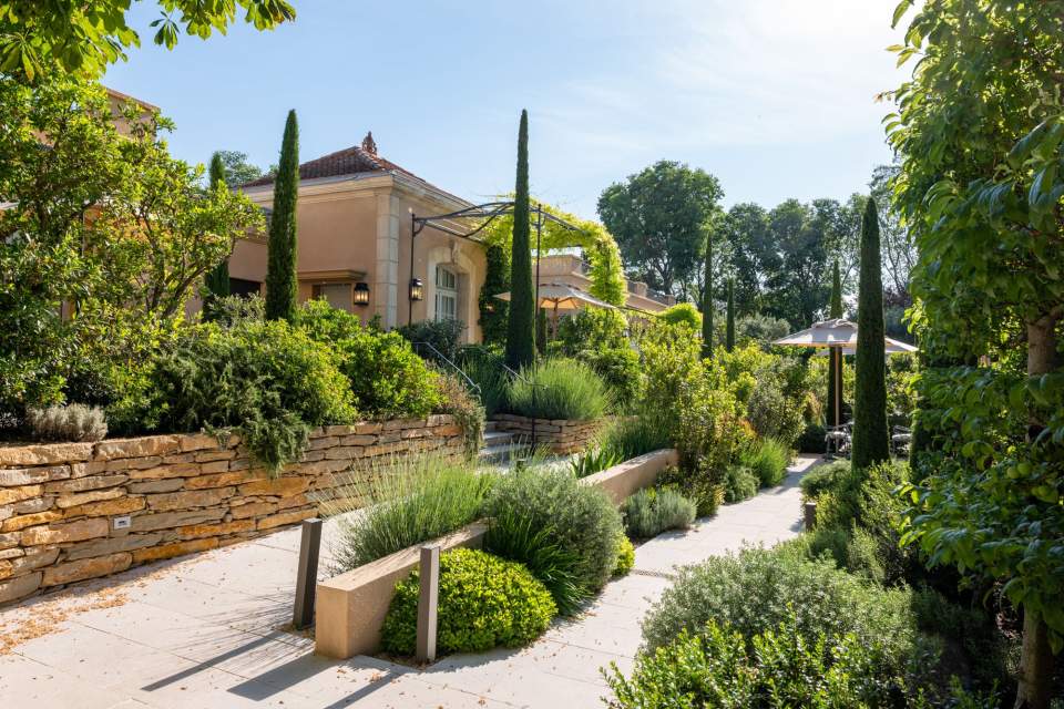 Jardins arborizados do Villa Saint-Ange - hotel de luxo em Aix en Provence